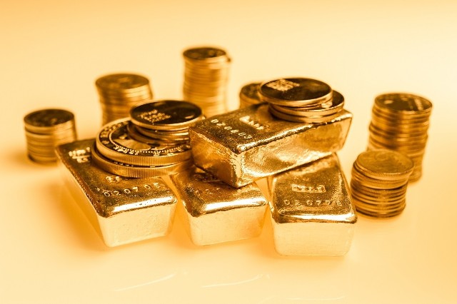 Wciąż niskie stopy procentowe, szalejąca inflacja i przedłużająca się niepewność sprawiają, że na Polskim rynku padają kolejne rekordy sprzedaży złota inwestycyjnego. Eksperci szacują, że jesteśmy wśród pięciu najbardziej prężnych krajów pod względem popytu na ten cenny metal.