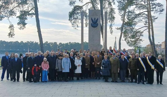 Uczestnicy uroczystości złożyli kwiaty pod pomnikiem Niepodległości w Kozienicach. Więcej zobacz na kolejnych slajdach >>>