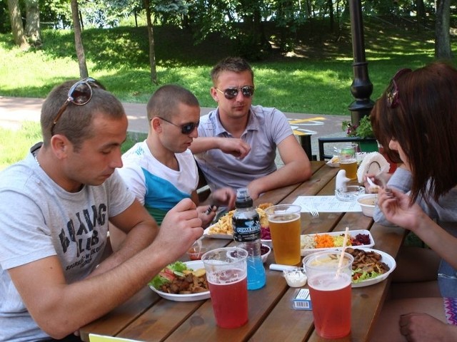 Kasia, Martyna, Mateusz, Przemek i Piotrek z Iłży koło Radomia podczas posiłku w usteckiej Wiosce Wikingów. &#8211; Jadaliśmy smaczniej i taniej &#8211; mówią. 