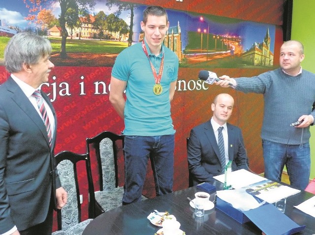 Dawid Konarski (w środku) obiecał, że zrobi wszystko, by świecianie byli dumni z jego gry