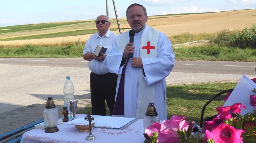 Polową mszę świętą przed kapliczką w Sielcu Biskupim...