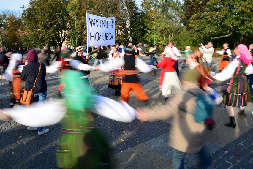 Wycinali hołubce na placu Litewskim (ZDJĘCIA, WIDEO)