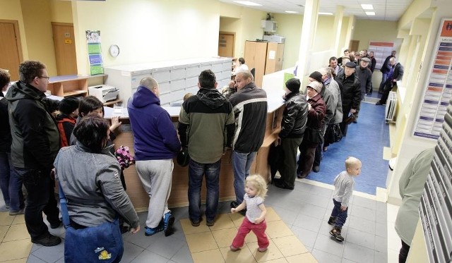 Lekarze POZ twierdzą, że trzeba zrobić wszystko, aby medyków pracujących w podstawowej opiece zdrowotnej było więcej. 10- minutowa norma na jednego pacjenta to zdecydowanie za mało. Na zdjęciu kolejka w przychodni na ul. Fieldorfa w Opolu.