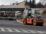 Budowa drogi pod wiaduktem na DK 79 w Chrzanowie na finiszu. Kiedy kierowcy pojadą ulicą Krakowską? Zobacz ZDJĘCIA