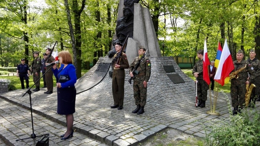 Uroczystości pod pomnikiem bohaterów bitwy pod Monte Cassino