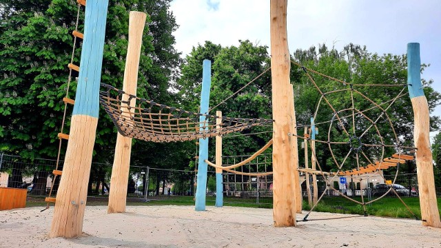 W centrum Niepołomic powstał nietypowy plac zabaw. Oficjalne otwarcie enklawy nazwanej Krainą Zabaw nastąpi 1 czerwca 2022