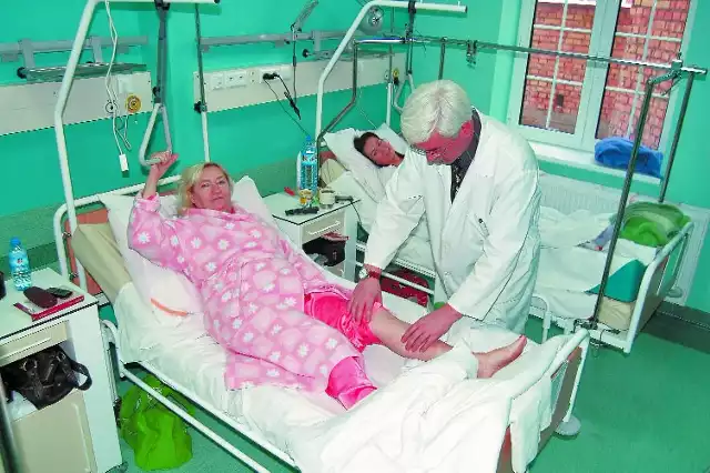 Dr Michał Tabiszewski bada pacjentkę Wandę Kucharską z Darłowa. Kobieta miała właśnie zabieg autroskopii kolana. &#8211; Po zabiegu ból minął, jakby ręką odjął &#8211; powiedziała nam szczęśliwa kobieta.