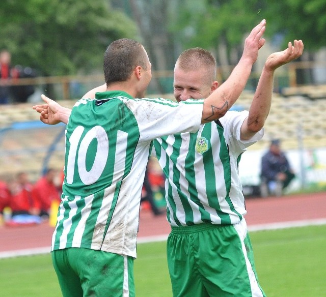 Wojciech Okińczyc (z lewej) i Michał Kojder radują się z gola dla Lechii