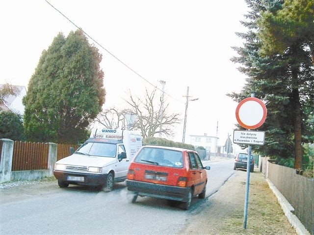 Kierowcy lekceważą znak „tylko dla mieszkańców” i jeżdżą skrótem między Krępną a Rozwadzą. (fot. Beata Szczerbaniewicz)