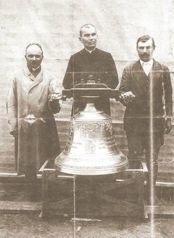 Podniszczona pamiątkowa fotografia z 1928 r. Nowo odlany dzwon "Józef" oraz (od lewej) Franciszek Możdżan, ks. Walenty Trela i wójt wsi Miękisz Nowy