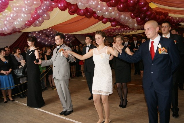 Poloneza w I Liceum Ogólnokształcącym  zatańczyło 18 par.