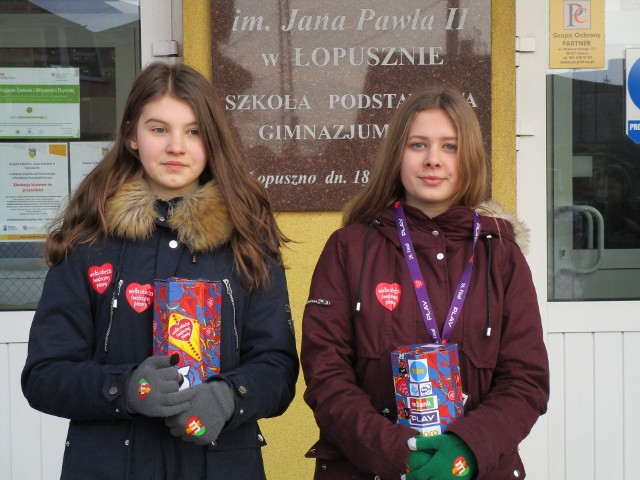 Weronika Strużyk (z lewej) i Natalia Jas z Łopuszna zebrały odpowiednio 4 tysiące 38 złotych i 24 grosze oraz 6 tysięcy 498 złotych i 11 groszy.