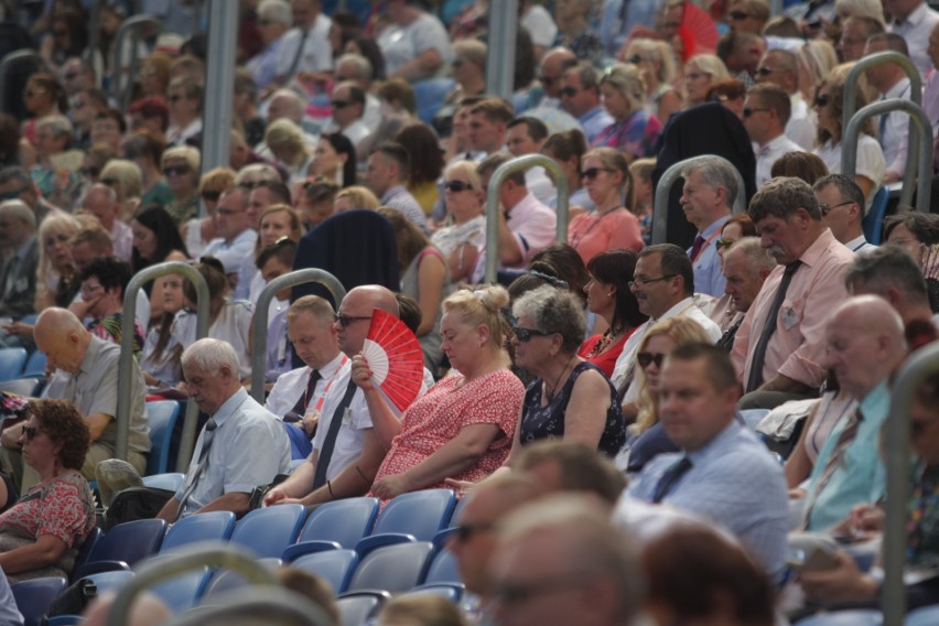 Kongres Świadków Jehowy na Stadionie Śląskim. Dzień 1. Wierni w Chorzowie przez trzy dni będą brać udział w spotkaniach ZDJĘCIA