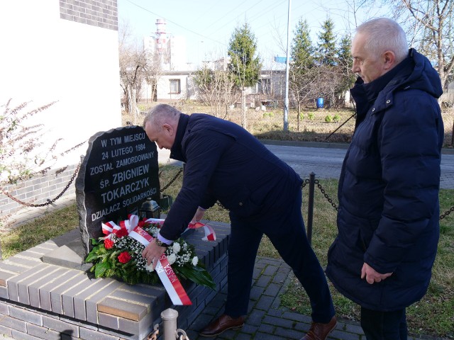 Delegacja z miasta złożyła kwiaty pod tablicą przy bloku, gdzie znaleziono ciało Zbigniewa Tokarczyka