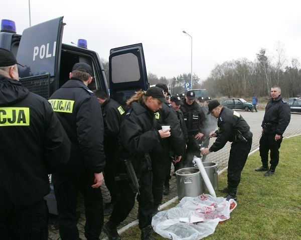 Policja poszukuje przestępcy.