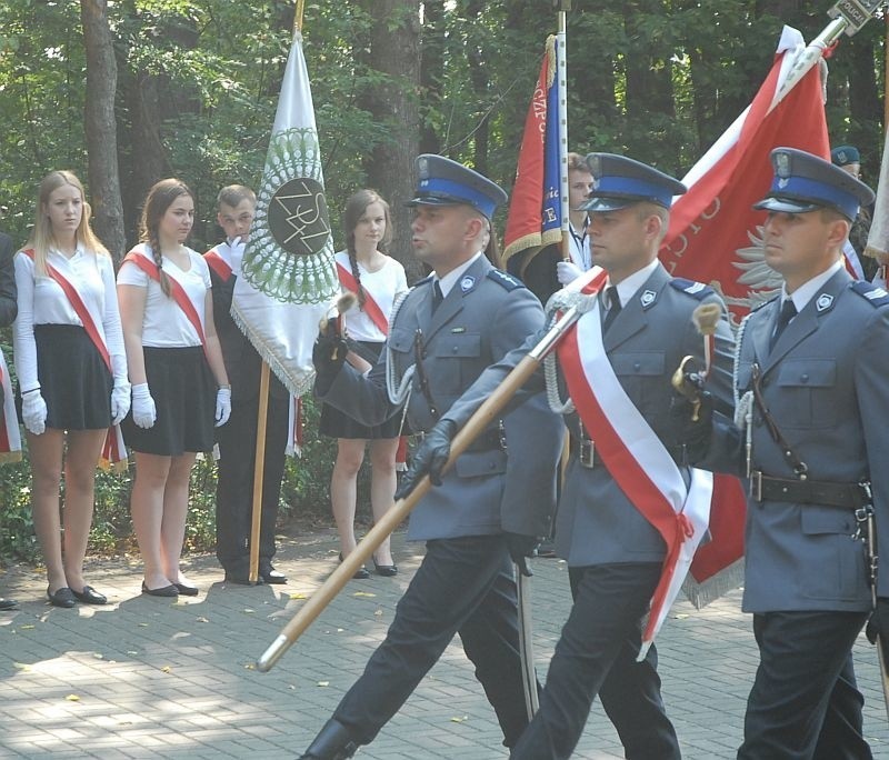 Po niej delegacje złożyły kwiaty pod pomnikiem ofiar II...