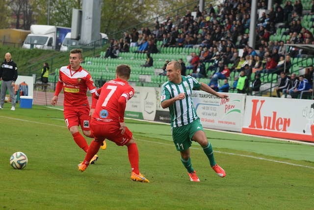 Marcin Smoliński (z prawej) zdobył gola z rzutu wolnego, który dał Olimpii prowadzenie 3:2 w meczu z Zagłębiem