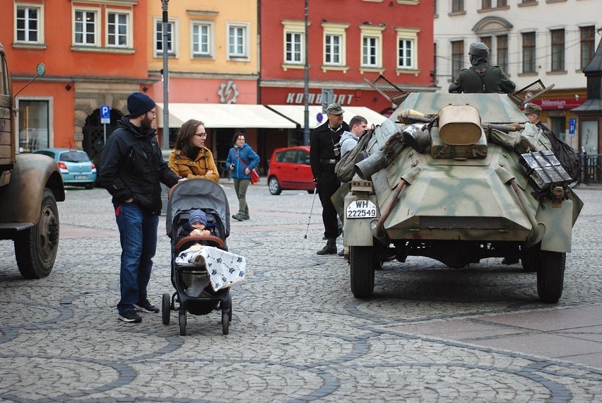 Wojskowe maszyny sprzed siedemdziesięciu lat w centrum miasta