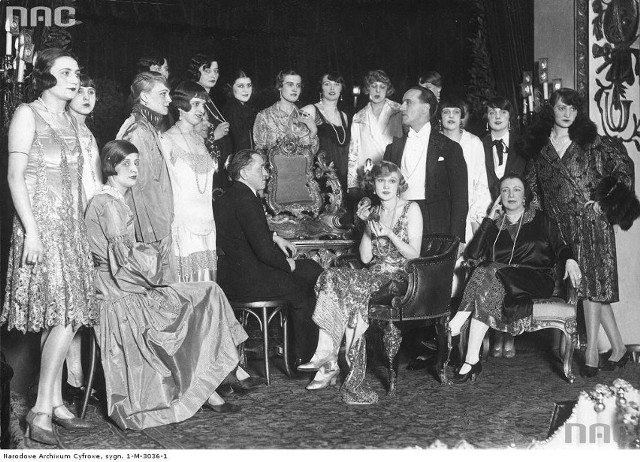 24 grudnia 1884 w Sieradzu urodził się Antoni Cierplikowski ps. Antoine, legendarny fryzjer o międzynarodowej sławie, przyjaciel  wielu artystów, polityków, koronowanych głów i mecenas sztuki. Projektował fryzury dla wytwórni filmowych, m.in. dla Metro-Goldwyn-Mayer. Zwany był „królem fryzjerów – fryzjerem królów”.