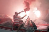 Racowisko w sektorze gości. Kibice "Pasów" na meczu Legia - Cracovia [GALERIA]