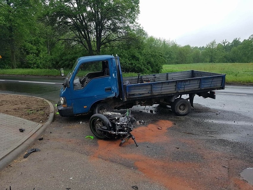 Wypadek na DK78 w Porębie. Motocyklista w szpitalu [FOTO]