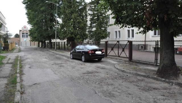 Obecnie ulica Sportowa, która jest drogą dojazdową do Stadionu Miejskiego w Pionkach, znajduje się w bardzo złym stanie. Przebudowa ma pochłonąć ponad 1,5 miliona złotych.