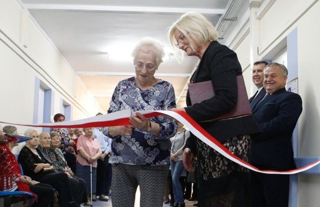 Barbara Rogowska (z prawej) na otwarciu Dziennego Domu Opieki w Rzeszowie.