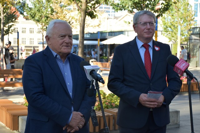 Były premier rządu RP Leszek Miller wraz z kandydatem do Sejmu z listy Koalicji Obywatelskiej, przewodniczącym Stowarzyszenia Lewicy Demokratycznej w województwie śląskim Zbyszkiem Zaborowskim w otwartym briefingu prasowym udzielał mieszkańcom odpowiedzi na pytania dotyczące m.in. kampanii wyborczej na placu kwiatowym przy Rynku w Katowicach.