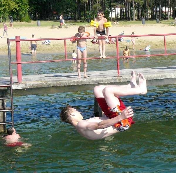 Andrzej Muszyński zapewnia, że dobrze pływa i w razie potrzeby umiałby pomóc innym. Jednak ludzie domagają się, żeby kąpielisko było pilnowane.