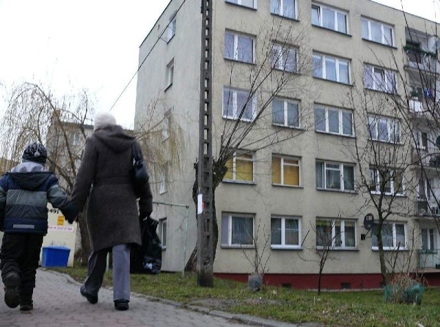 Zarząd spółdzielni mieszkaniowej w Staszowie pisze do spółdzielców i ostrzega przed kłopotami z wentylacją. Receptą ma być uchylenie okna i wpuszczenie świeżego powietrza.