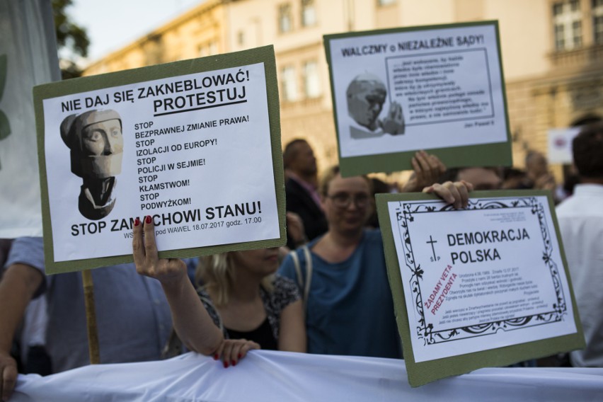 Kolejne protesty pod Wawelem w miesięcznicę pochówku Lecha i...