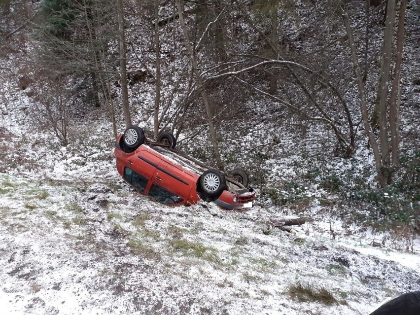 Lubień. Dachowanie przy drodze wojewódzkiej  