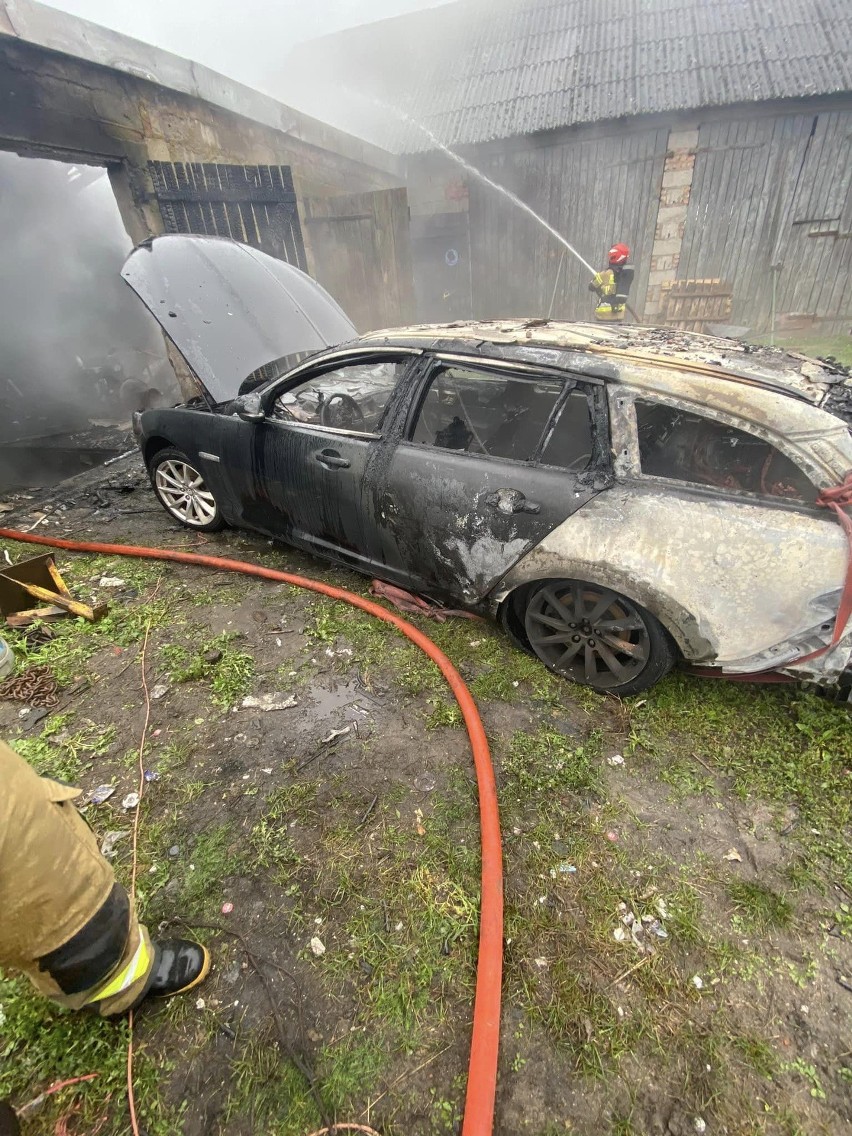 W Liniewku Kościerskim spalił się garaż. W środku znajdował się samochód