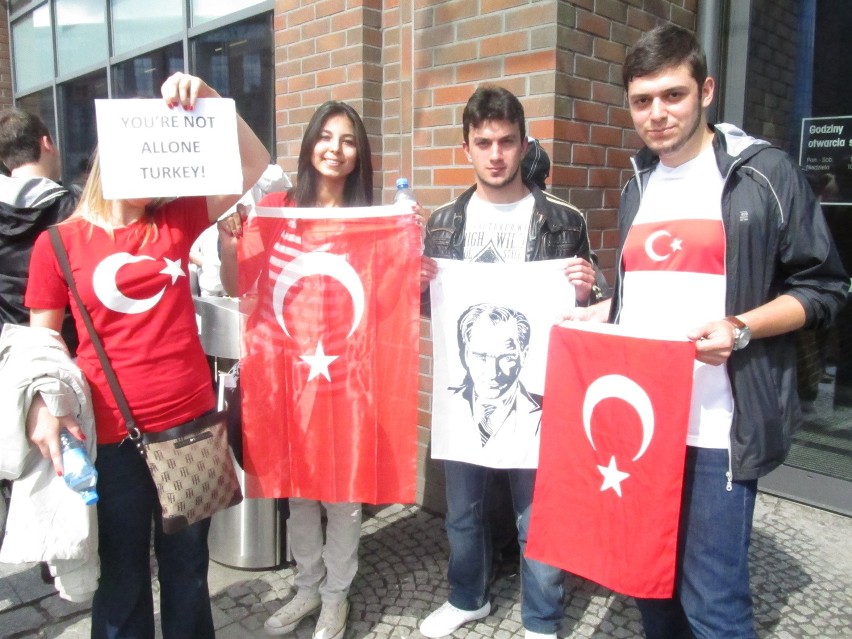 Wrocław: Studenci z Turcji przeciw zamieszkom w Stambule i... zamknięciu Wyspy Słodowej (ZDJĘCIA)