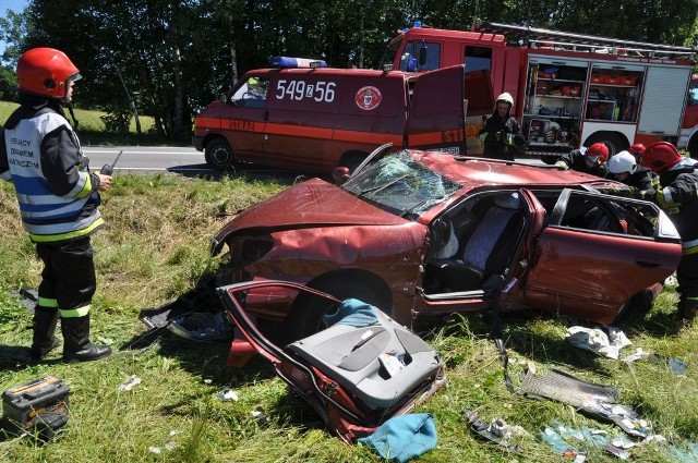 Z nieznanych przyczyn kierowca daewoo nubiry zjechał z drogi i dachował. Auto zostało kompletnie zniszczone.