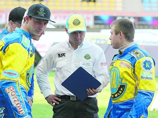 Trener Stali Piotr Paluch (w środku) ma ograniczone pole manewru, jeśli chodzi o ustalenie składu na niedzielny rewanż z Włókniarzem