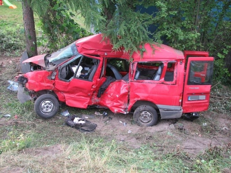 Czekarzewice Pierwsze. Tragiczny wypadek busa i ciężarówki, zginęła jedna osoba, trzy są ranne  