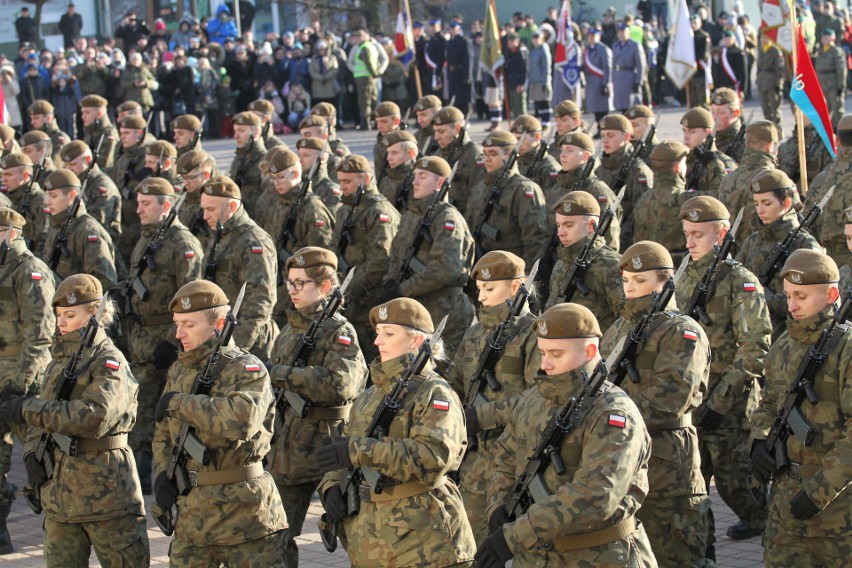 Na Placu Bartosza Głowackiego w Tarnobrzegu  „Terytorialsi” wypowiedzieli rotę przysięgi wojskowej. Było bardzo uroczyście (duzo zdjęć)