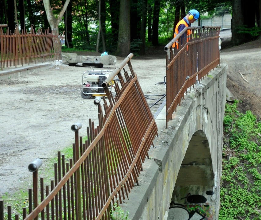 Budowa PKM, 29 maja 2013 r. Trwają prace w okolicach mostu...