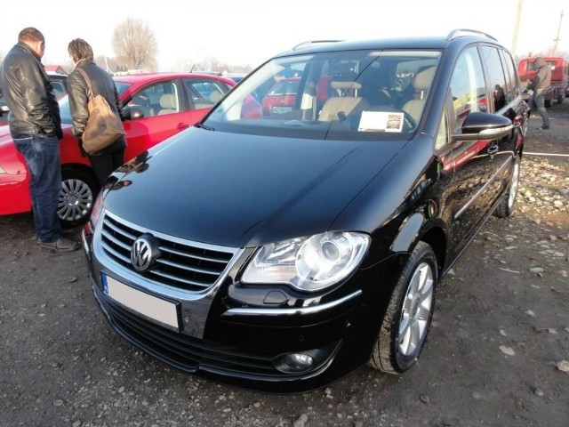 Volkswagen touran z 2011 roku. Taki samochód kosztował wczoraj 47,9 tys. zł.