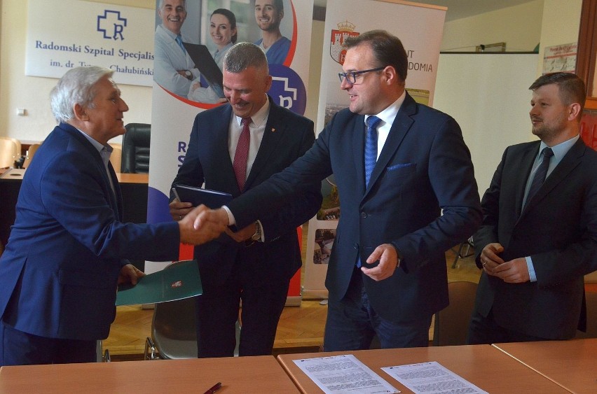 Umowę na E-usługi podpisali (od lewej) Marek Pacyna,...