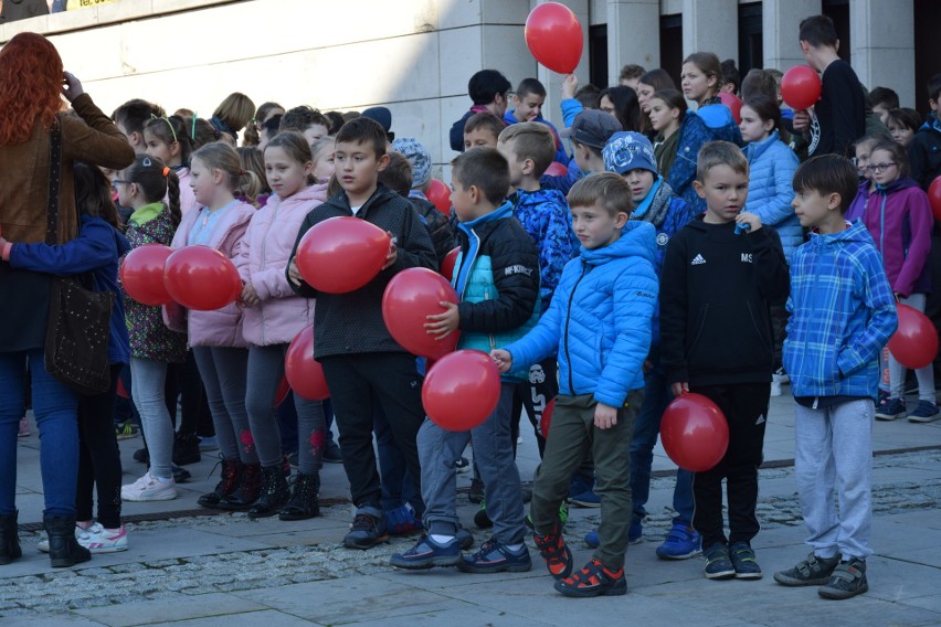 W Gorlicach jest dzisiaj biało-czerwono. Na płycie rynku powstała żywa flaga. Przyszły setki uczniów z biało-czerwonymi balonikami