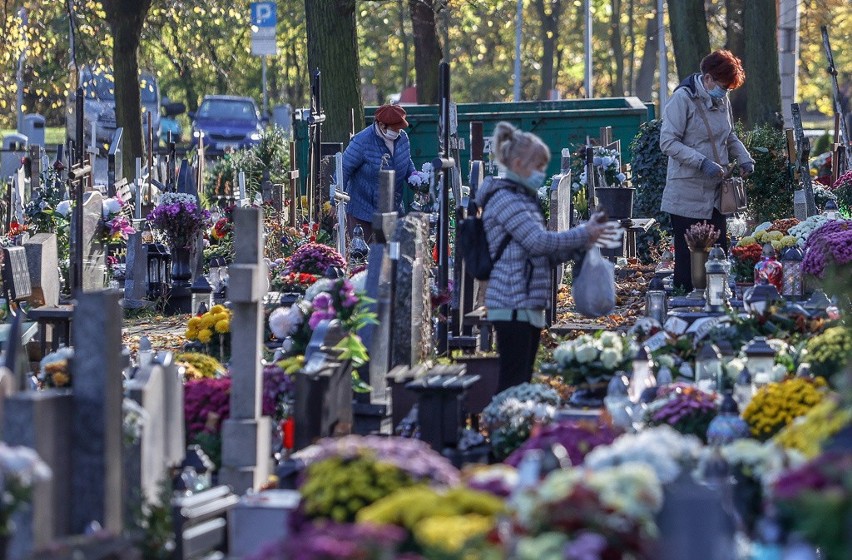 Cmentarze znów otwarte 3.11.2020 r. Pomorzanie ruszyli na nekropolie, by odwiedzić groby swoich bliskich [zdjęcia, wideo z drona]