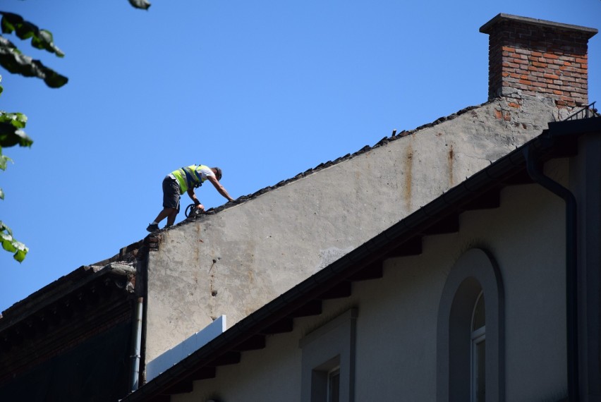 Od rozbiórki dachu rozpoczął się remont zrujnowanych...