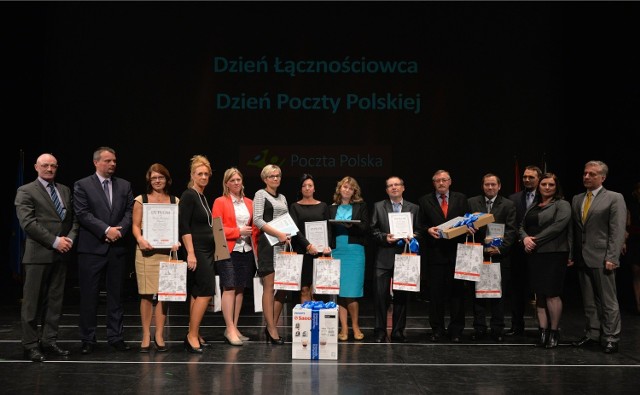 Na zakończenie uroczystości laureaci naszego plebiscytu Pocztowiec Pomorza 2014 ustawili się do pamiątkowego zdjęcia z przedstawicielami redakcji i kierownictwem Poczty Polskiej