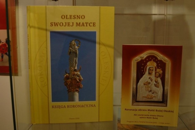 Oleskie publikacje dotyczące zawierzenia Olesna Bogarodzicy Maryi.