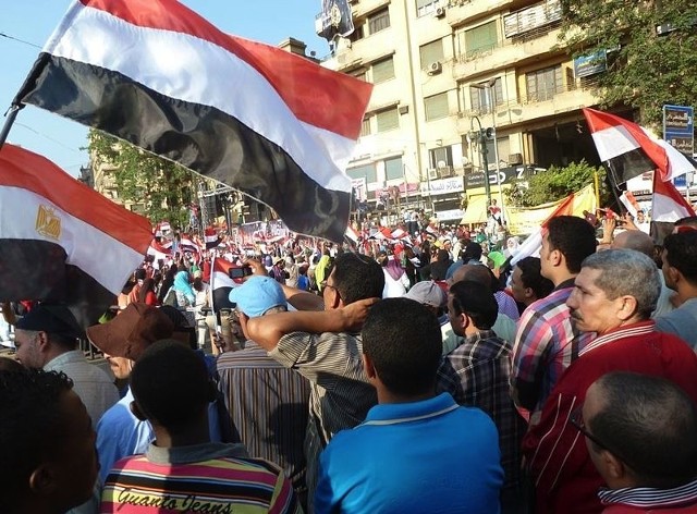 Egipcjanie popierający wojskowy przewrót podczas manifestacji na placu Tahir