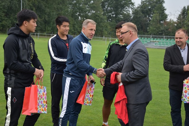 W podziękowaniu za gościnę starosta Marcin Kosiorek otrzymał od Chińczyków koszulkę z podpisami młodych piłkarzy z Pekinu
