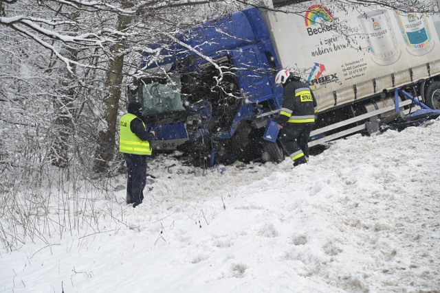 Do zdarzenia doszło około godz. 14 na 16 km drogi krajowej nr 16 (za skrzyżowaniem z drogą prowadzącą w kierunku Dąbrówki Królewskiej).