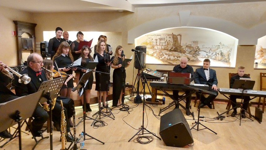 Chór Novi, Big Band Opatów i soliści wystąpili w opatowskim Żmigrodzie. Publiczność wysłuchała Koncertu Muzyki Dawnej